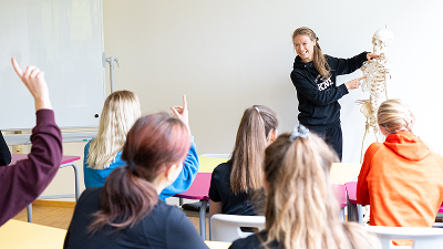 Sport und Gymnastiklehrer Schule München - Foto Theorieraum der KNS in München