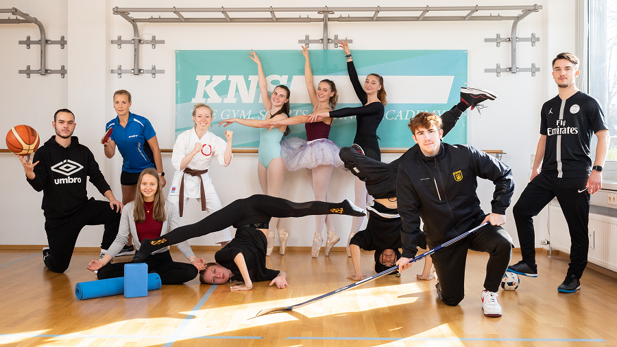Sport und Gymnastiklehrer Schule München - Gruppenbild der Abschlussklasse 2022, KNS in München.