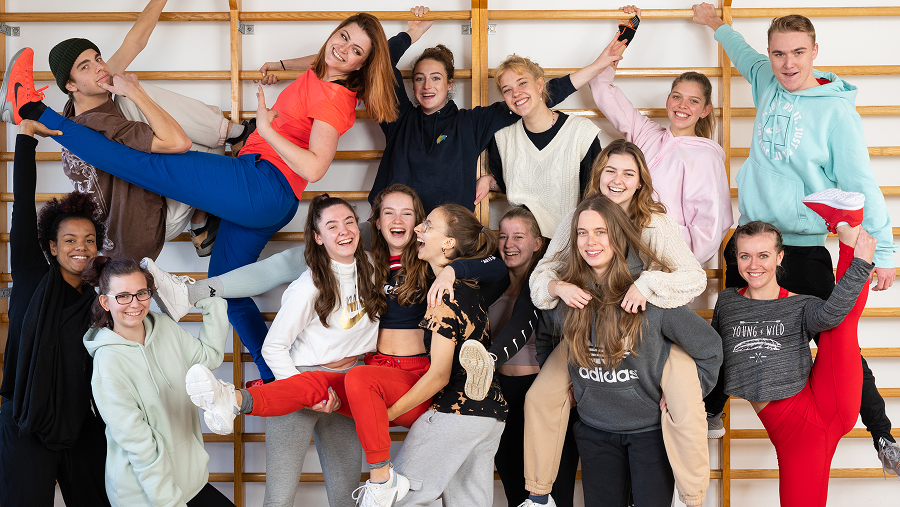 Sport und Gymnastiklehrer Schule München - Gruppenbild der Abschlussklasse 2023, KNS in München.
