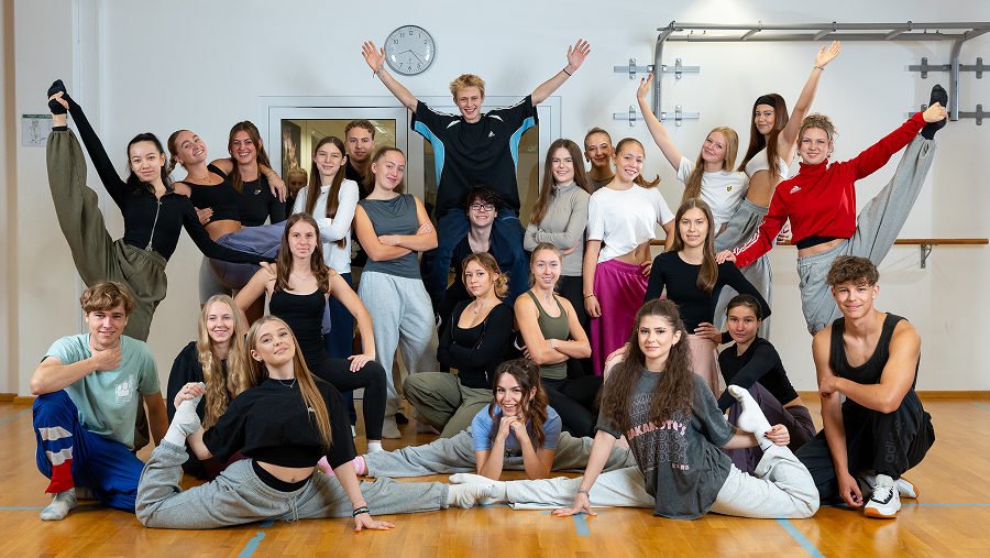 Gruppenbild der Abschlussklasse 2028, KNS in München.